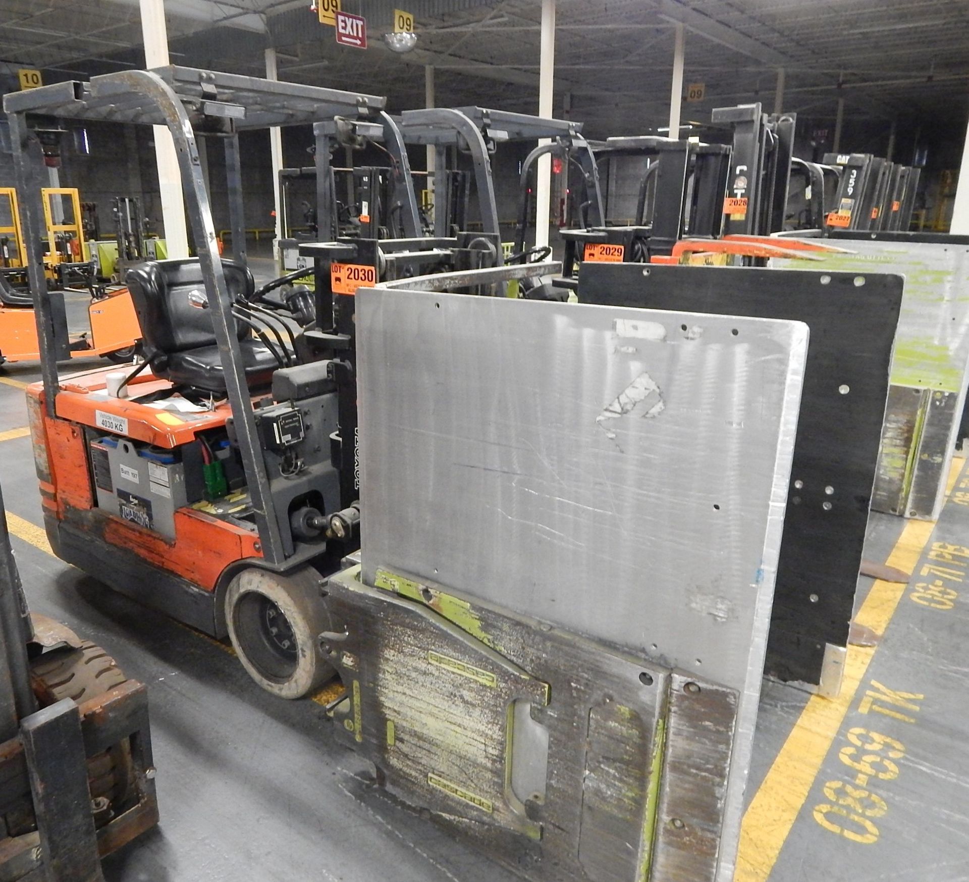 TOYOTA SFBE18 ELECTRIC FORKLIFT TRUCK WITH CLAMP ATTACHMENT AND 2450LBS CAP S/N: N/A (WAREHOUSE)