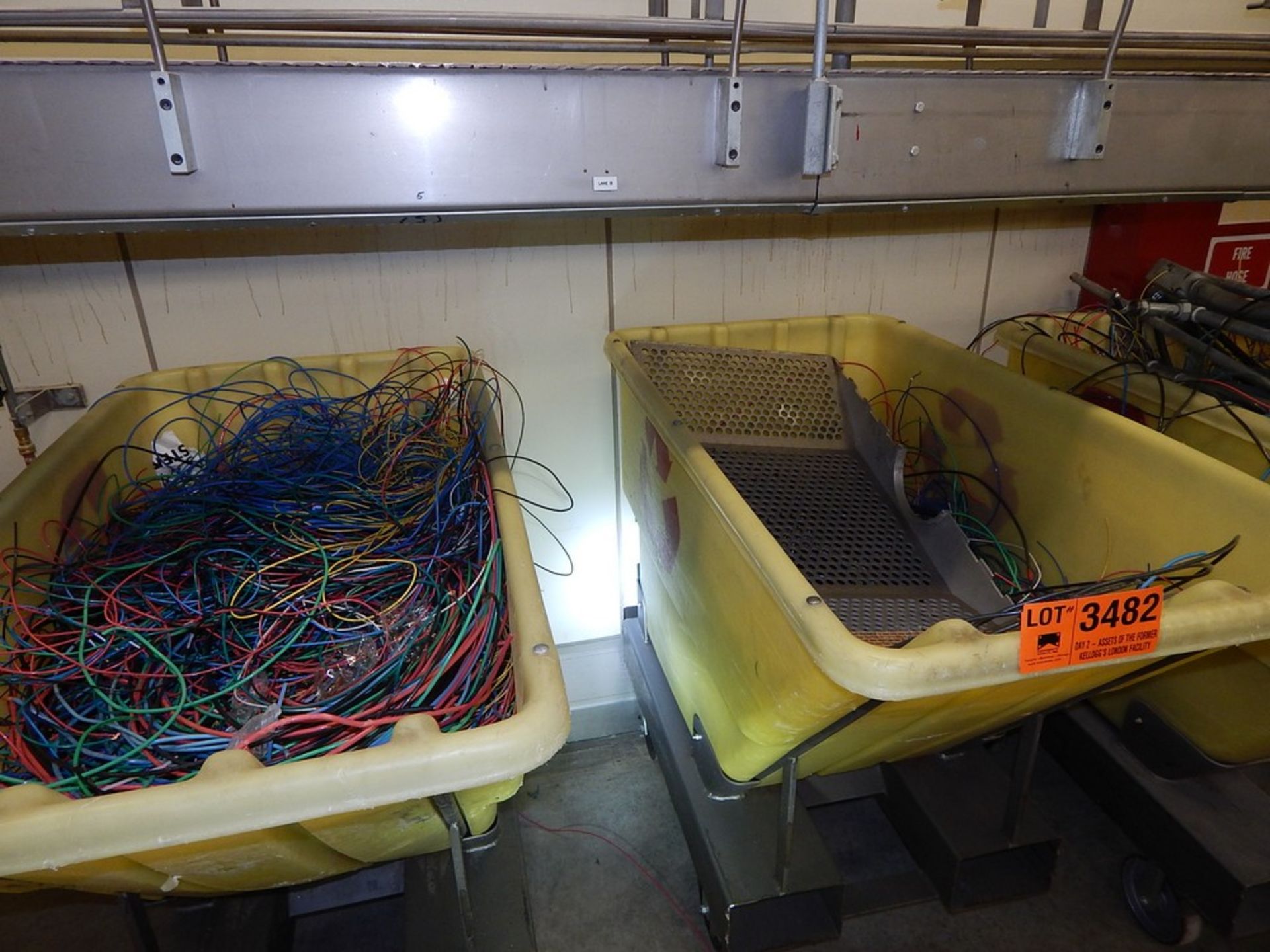 LOT/ PLASTIC BINS WITH WIRE (BUILDING 32, 1U) - Image 2 of 2