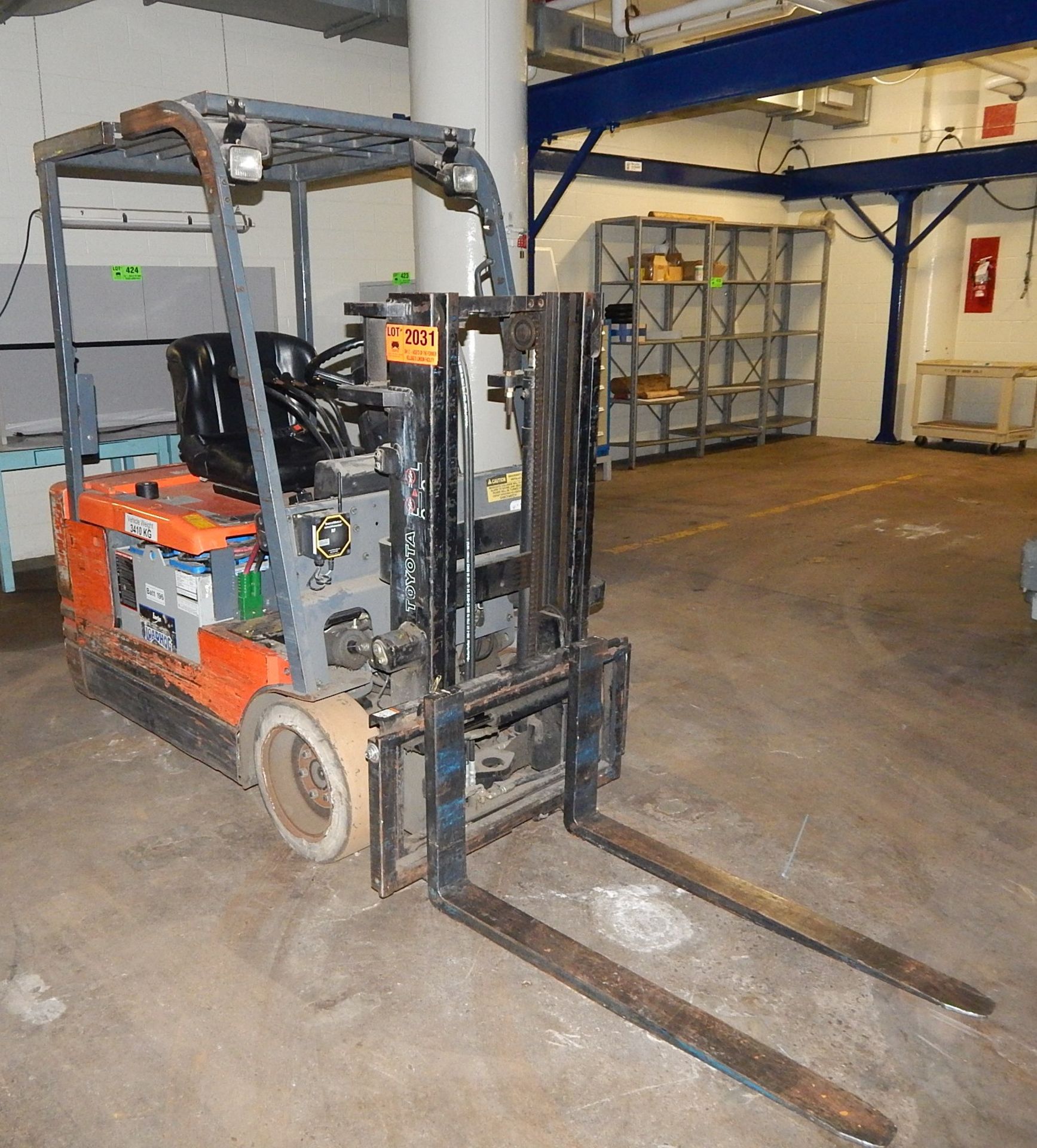 TOYOTA SFBE18 ELECTRIC FORKLIFT TRUCK WITH 2450LBS CAP S/N: N/A (WAREHOUSE)