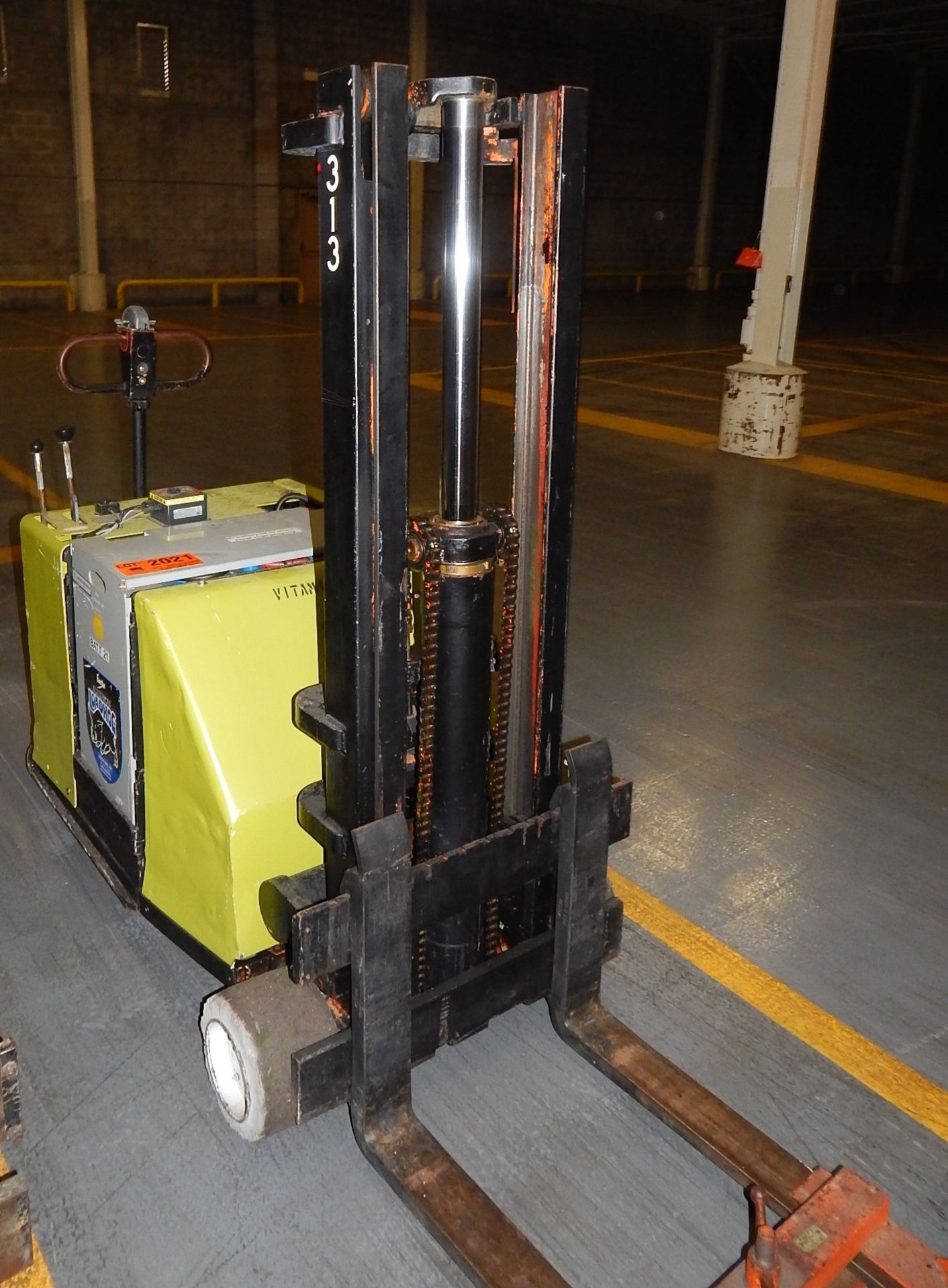 CLARK ST30 ELECTRIC PALLET TRUCK WITH 130" REACH AND 3000LBS CAP (WAREHOUSE)