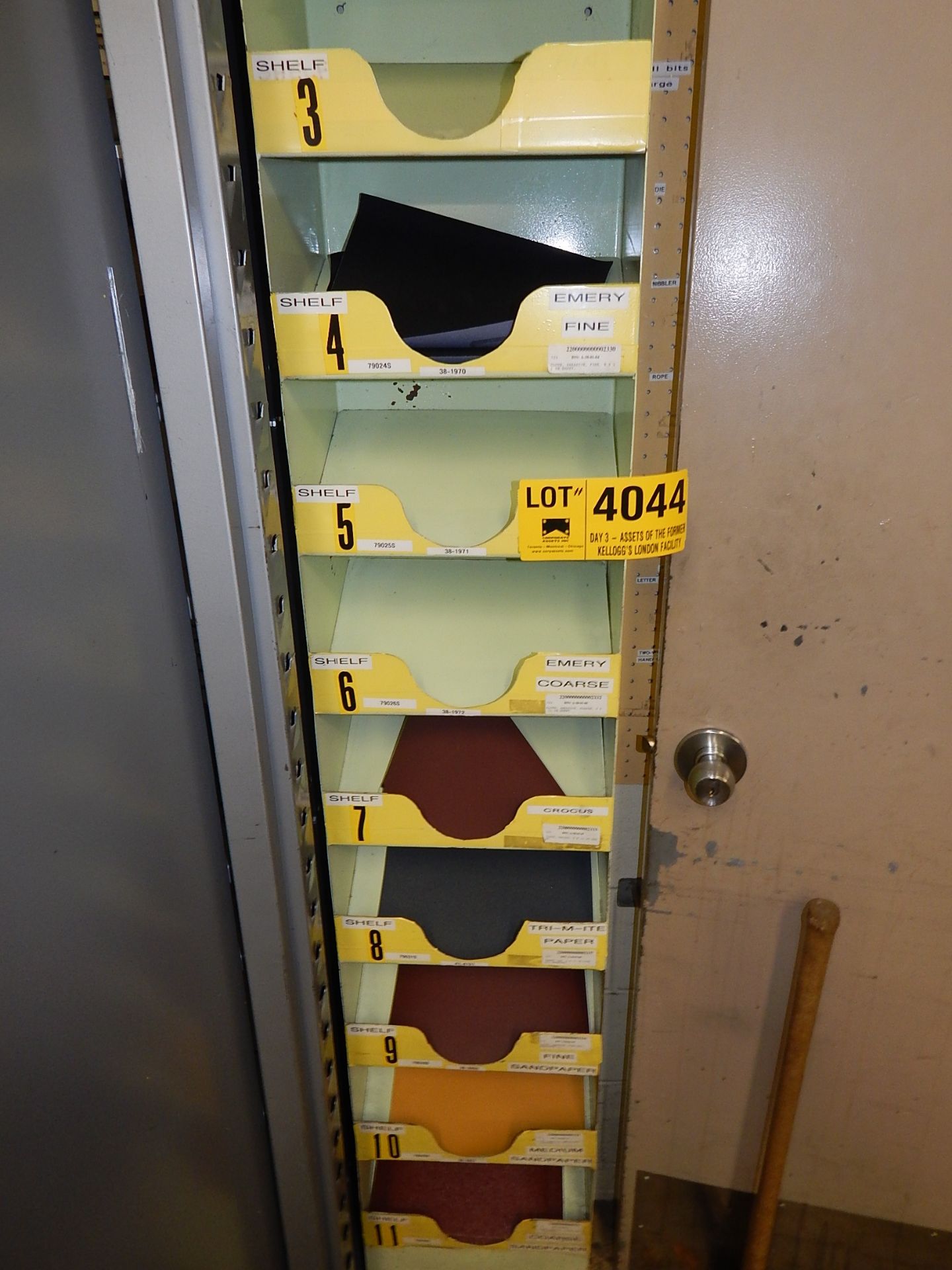 LOT/ SHELF WITH SANDPAPER (BUILDING 32, STORES)