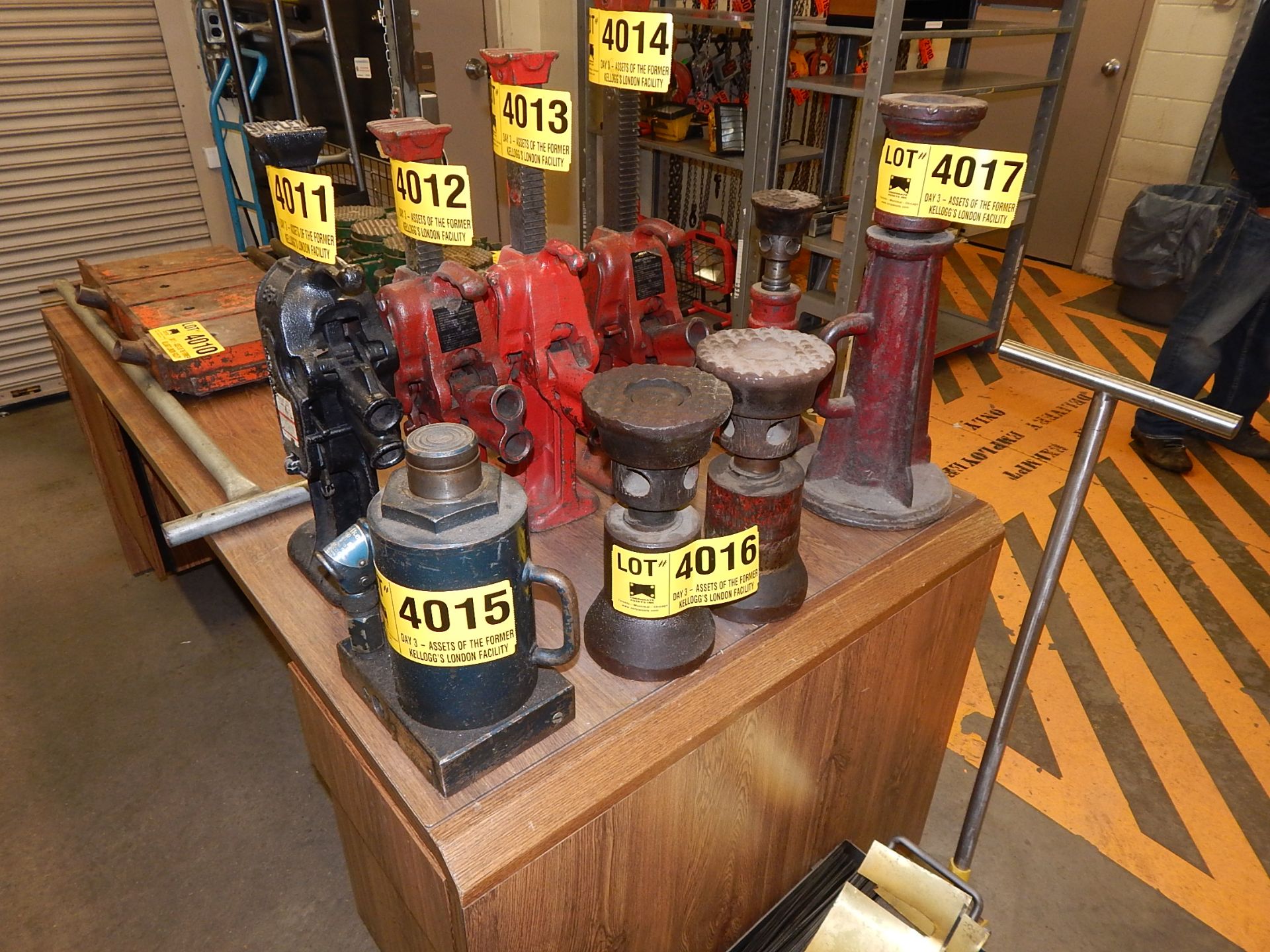 HD BOTTLE JACK (BUILDING 32, STORES)