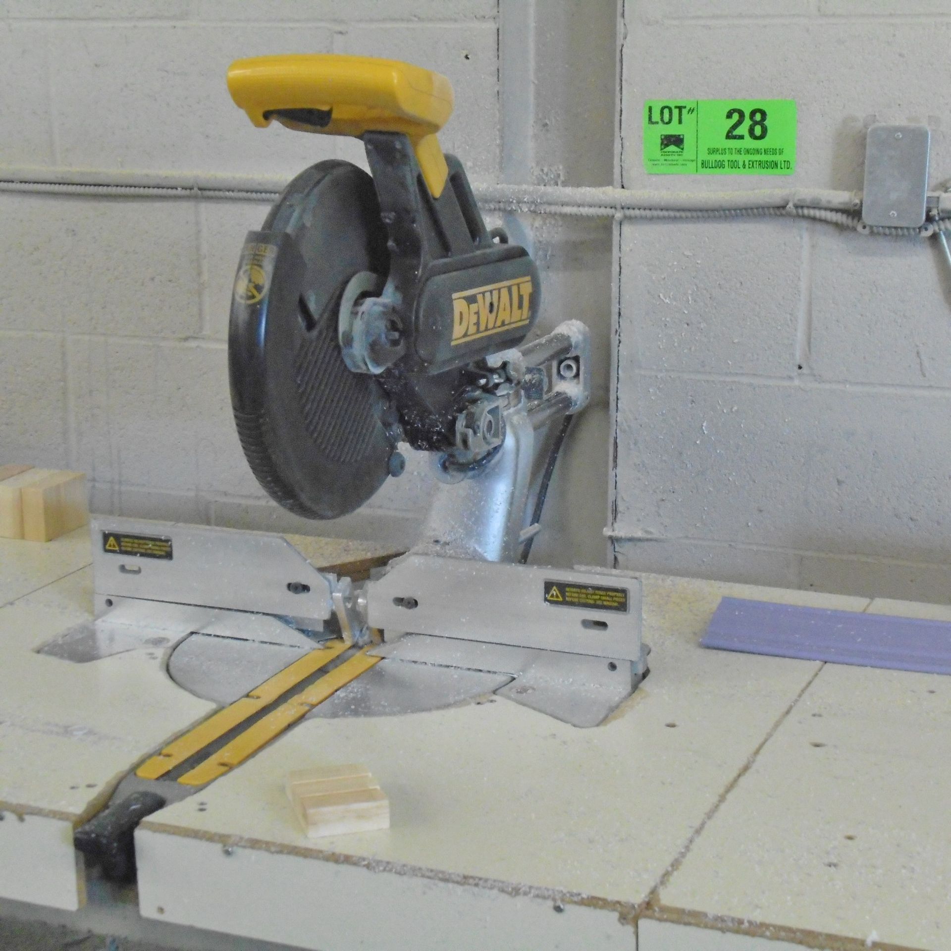 DEWALT 12" SLIDING HEAD MITER SAW WITH TABLE