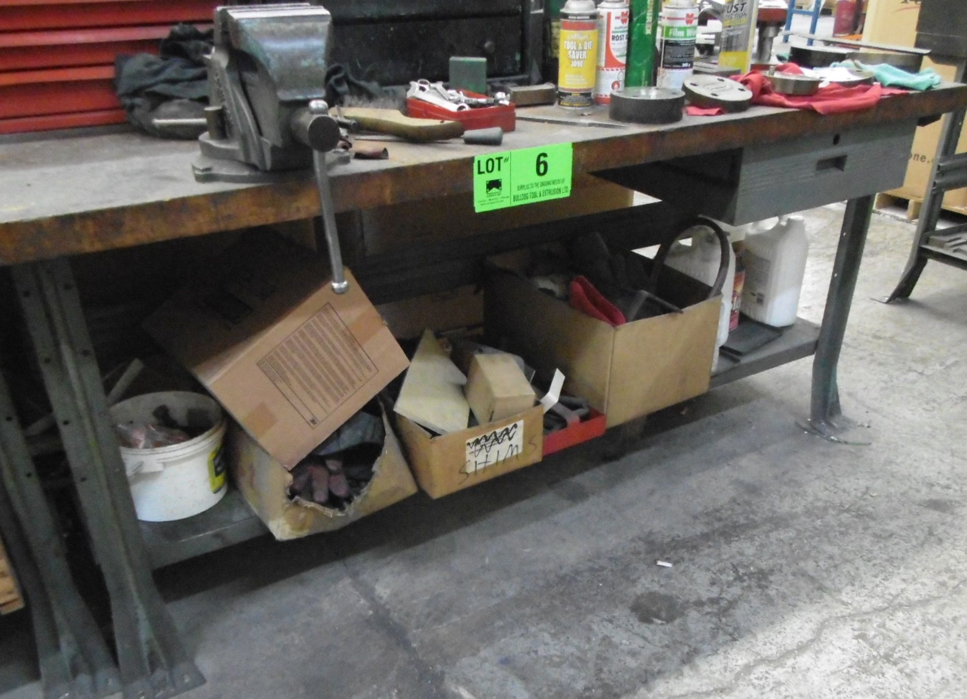 LOT/ WORK BENCHES WITH VISE