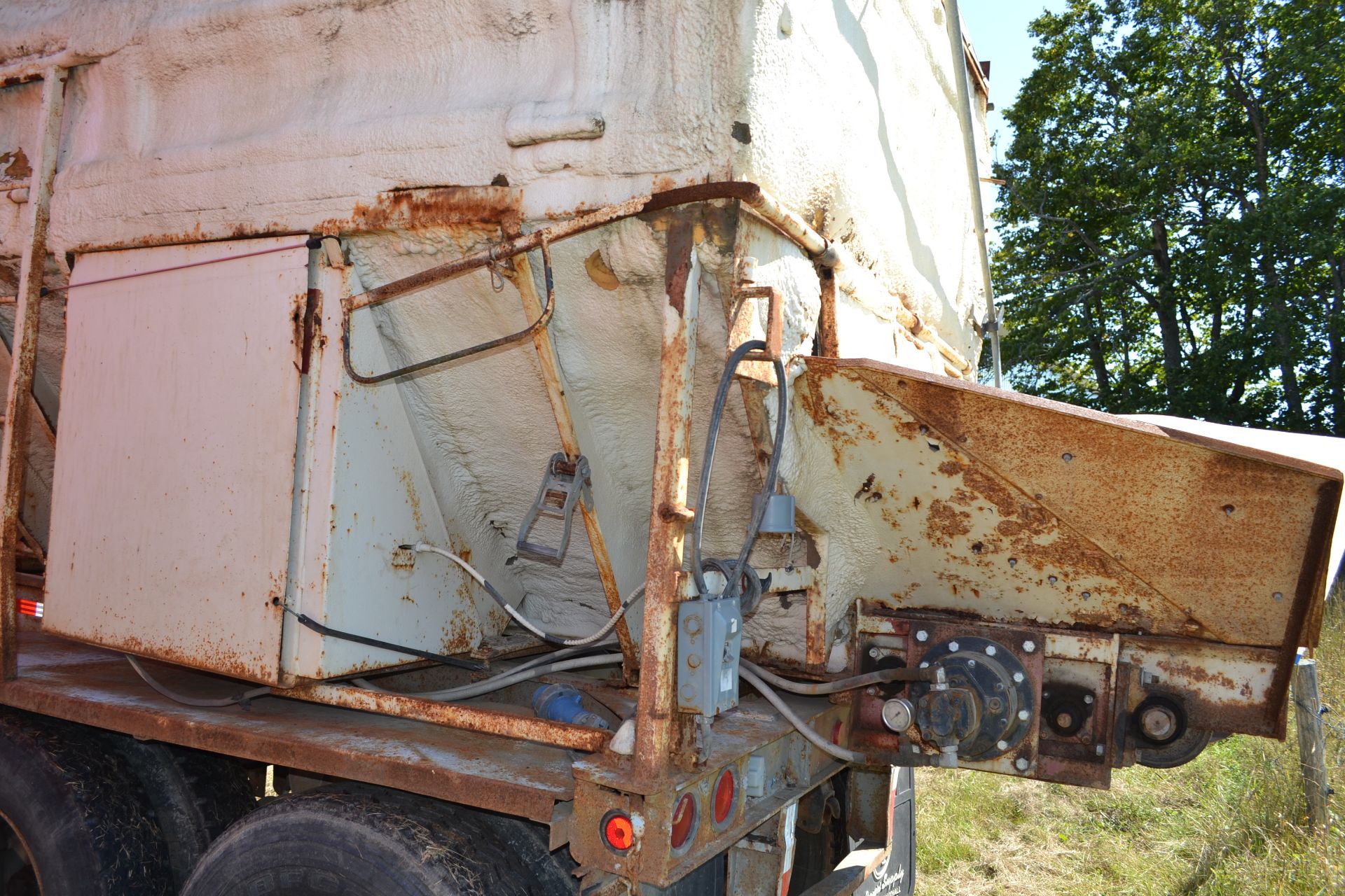 FRUEHAUF (1973) CHASSIS TRAILER W/ LIVE BOTTOM POTATO BOX VIN - DXW640702-4042 - Image 5 of 6