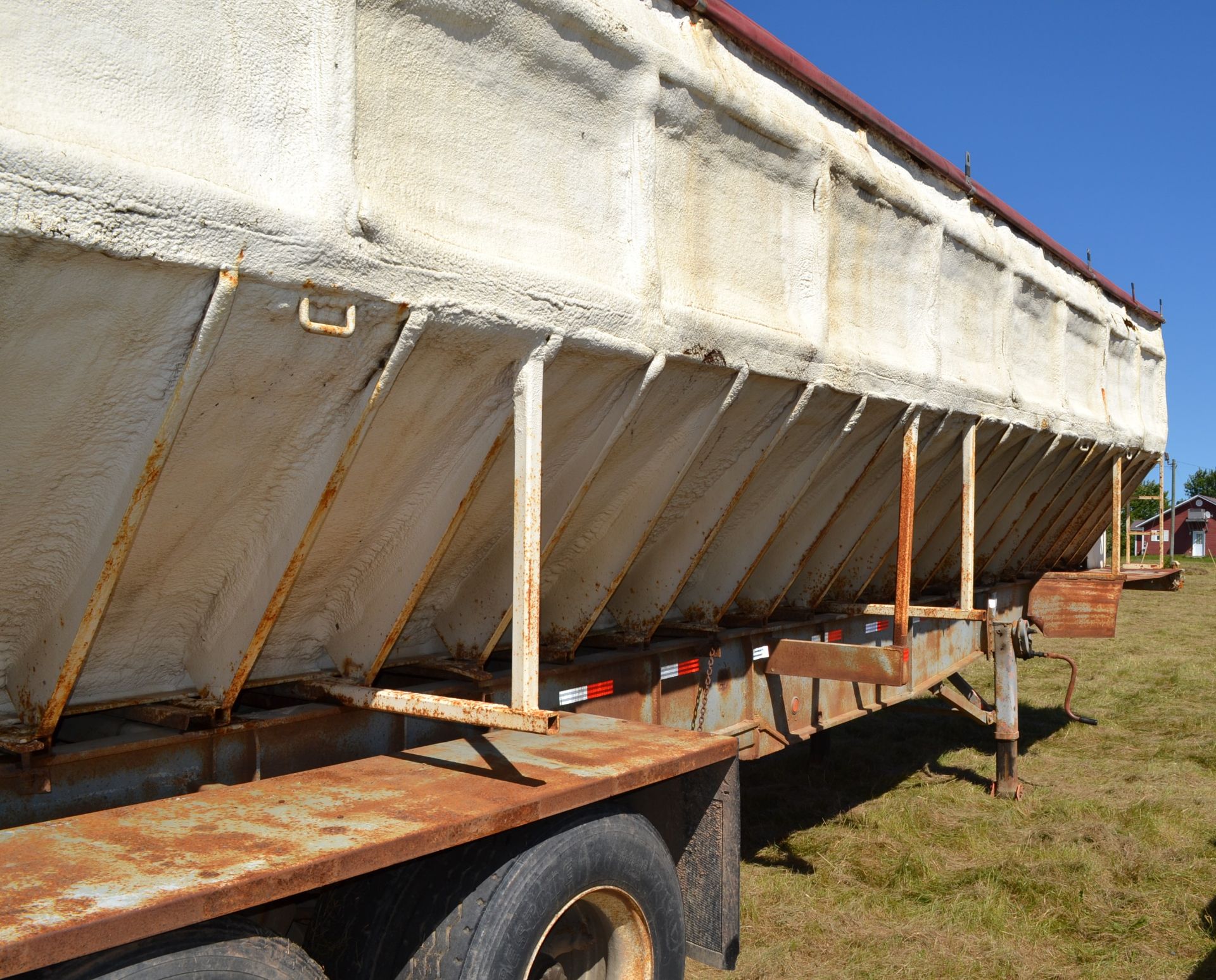 FRUEHAUF (1973) CHASSIS TRAILER W/ LIVE BOTTOM POTATO BOX VIN - DXW640702-4042 - Image 2 of 6