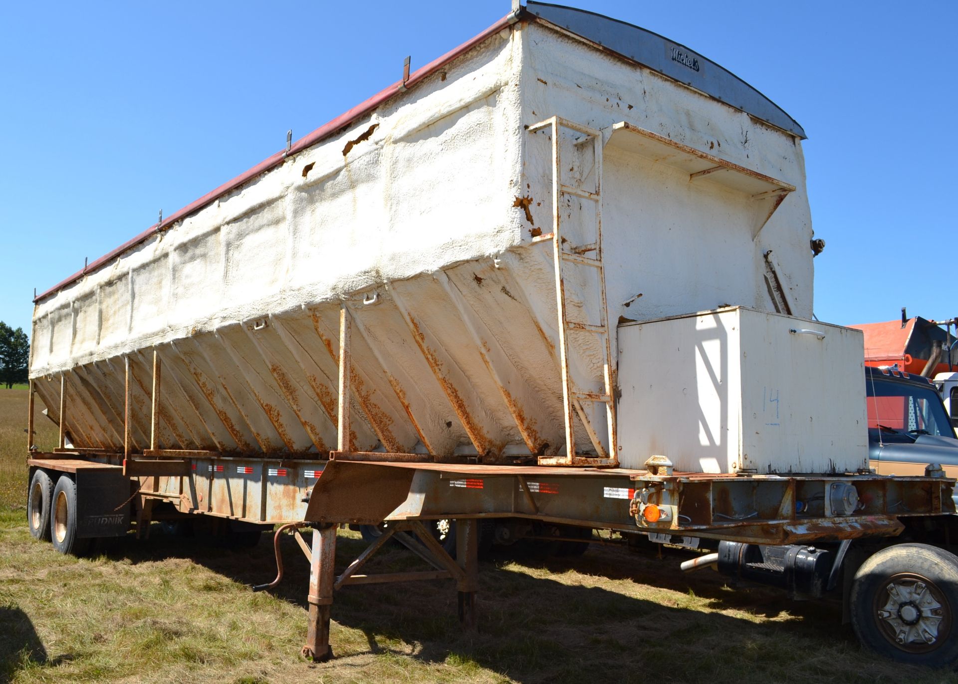 FRUEHAUF (1973) CHASSIS TRAILER W/ LIVE BOTTOM POTATO BOX VIN - DXW640702-4042