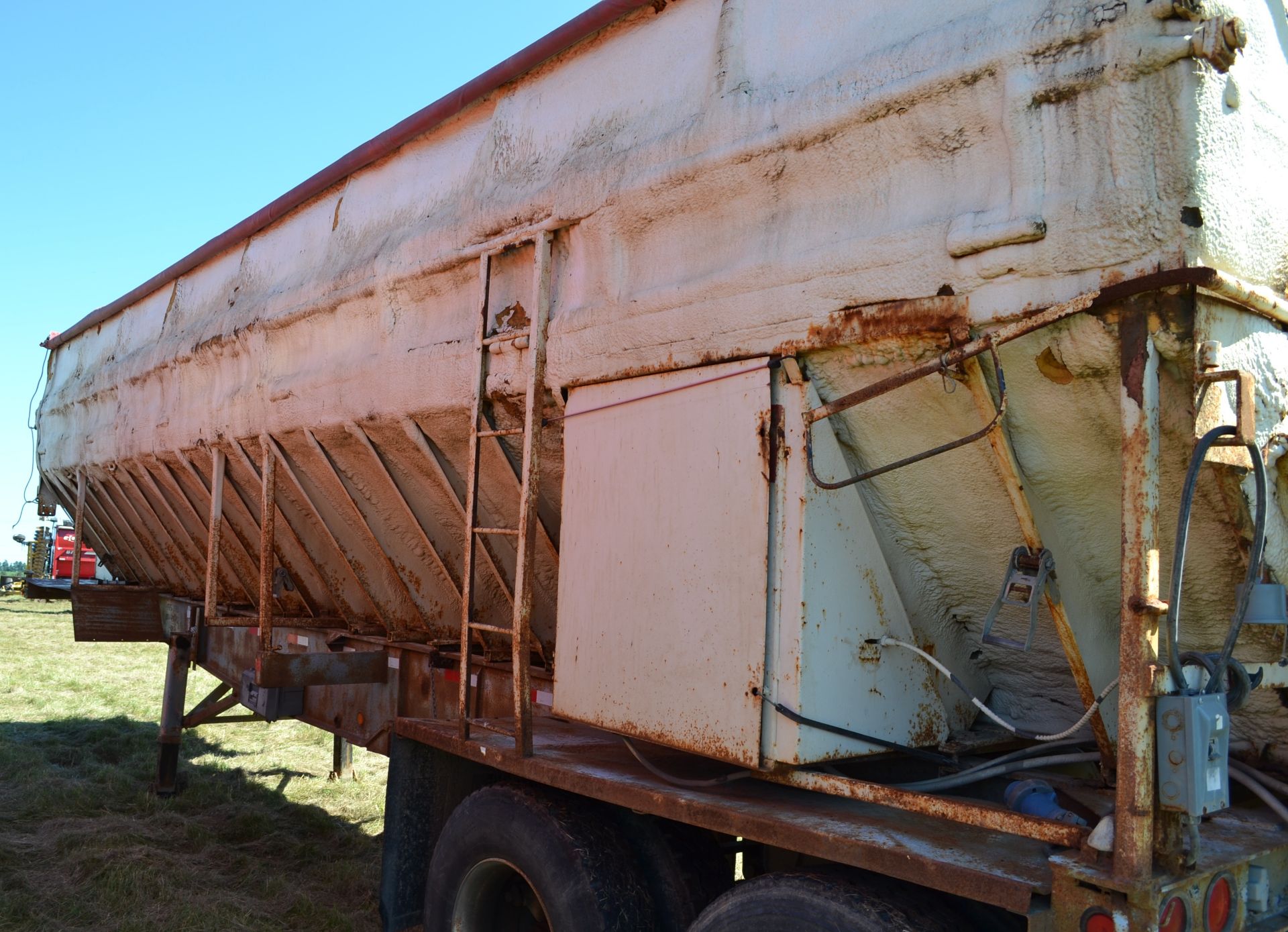 FRUEHAUF (1973) CHASSIS TRAILER W/ LIVE BOTTOM POTATO BOX VIN - DXW640702-4042 - Image 4 of 6