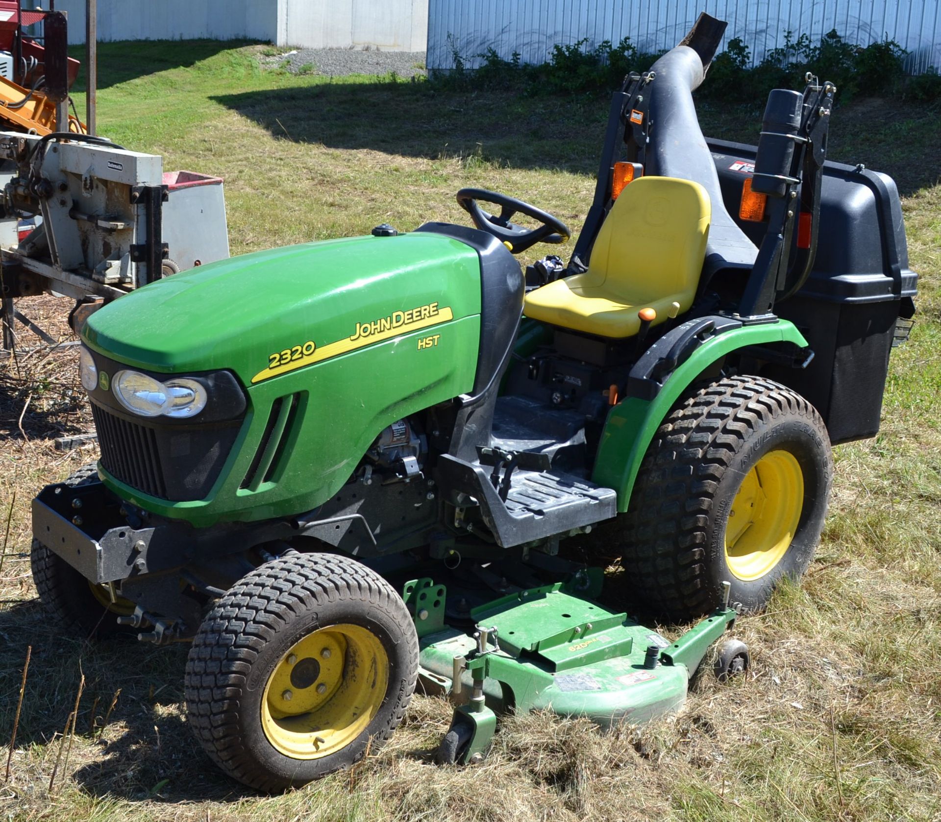 JOHN DEERE 2320 LAWN TRACTOR WITH BAGGER S/N: LV2320H502375
