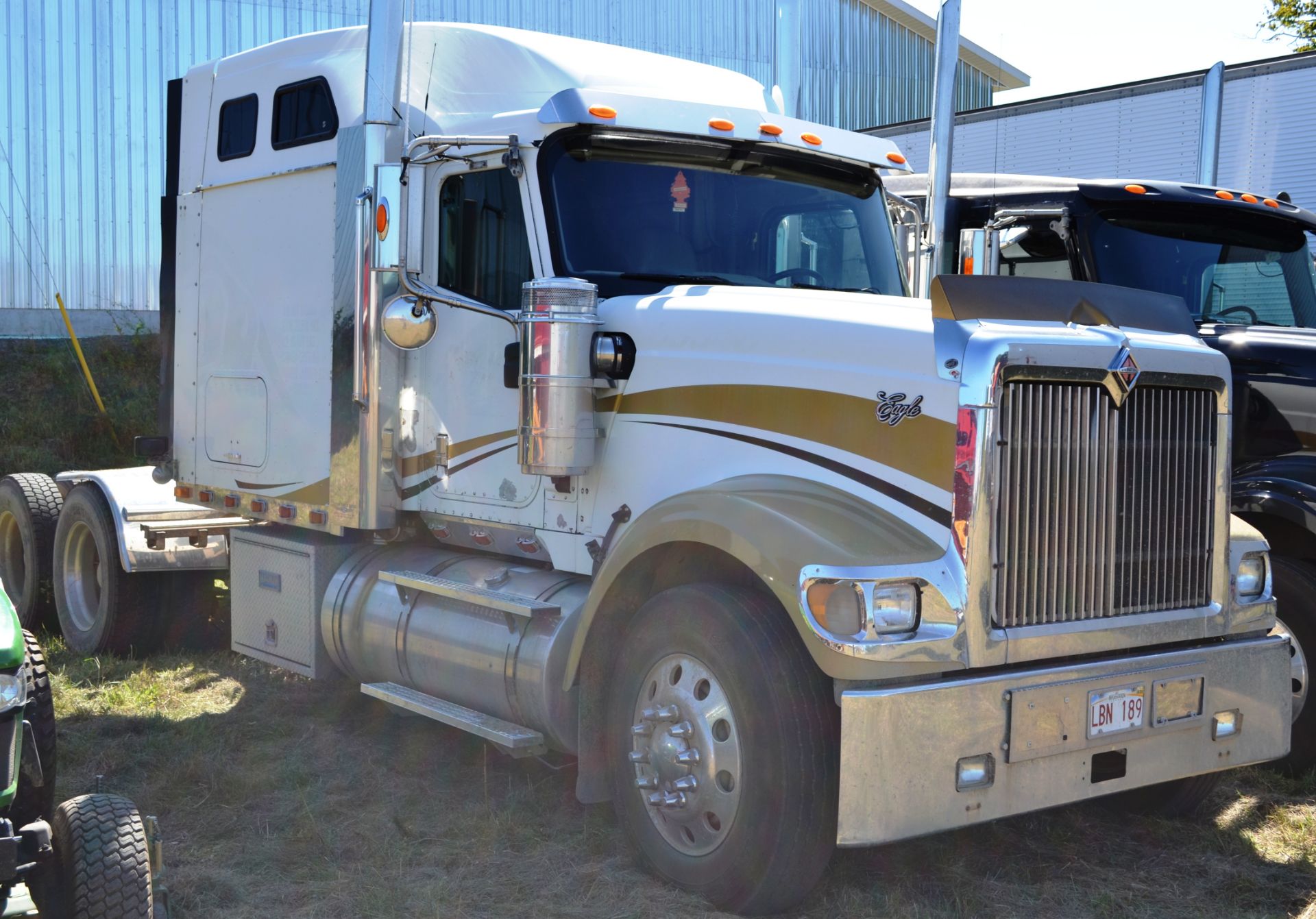 INTERNATIONAL  (2005)  EAGLE TANDEM HIGHWAY TRACTOR VIN - 2HSCHAPR85C028555