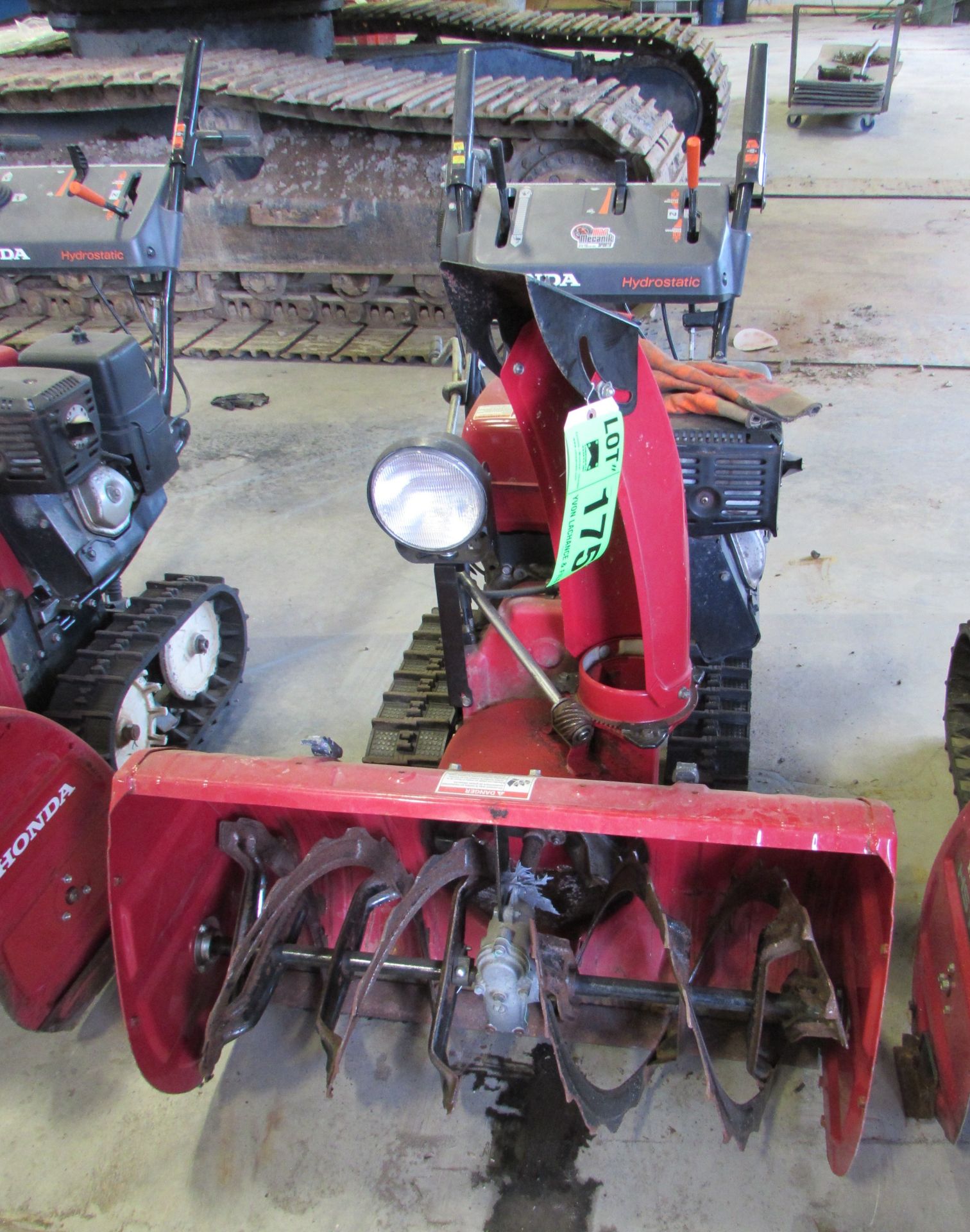 2012 HONDA HSS1332 TRACK SNOWBLOWER C/W 31.9" CLEARING WIDTH, 21.7" CLEARING HEIGHT, 198 DEGREE