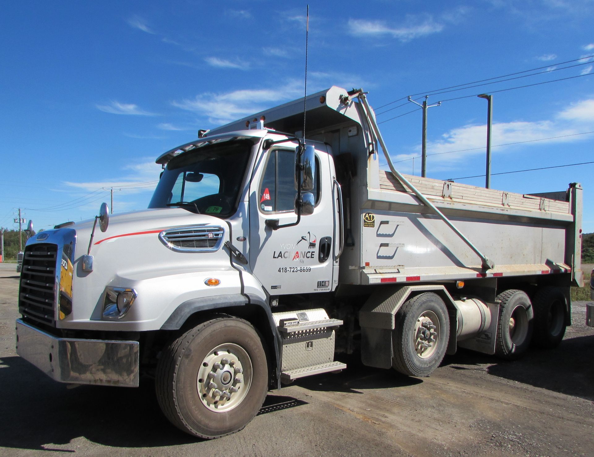 2014 FREIGHTLINER 114SD TRI-AXLE DUMP TRUCK C/W 6X4 DRIVELINE, DETROIT DD-13 DIESEL BLUETEC 350 HP