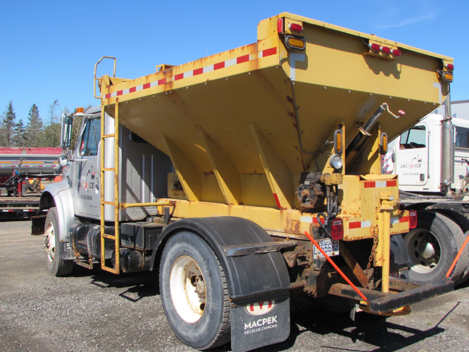 1985 INTERNATIONAL 1954 SINGLE AXLE SAND TRUCK C/W DT-466 180 HP ENGINE, 5-SPEED AUTOMATIC - Image 3 of 6