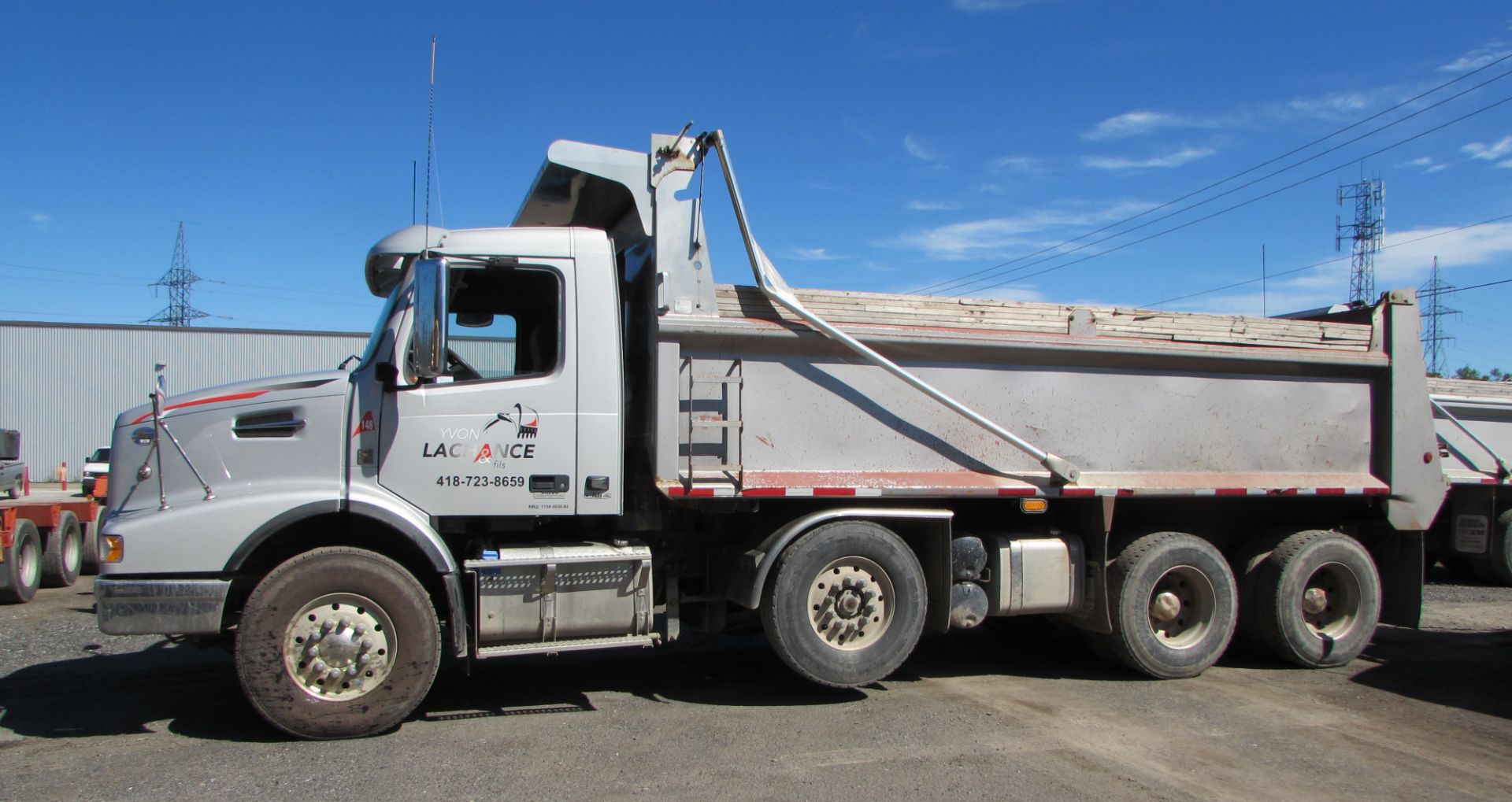 2011 VOLVO VHD TRI-AXLE DUMP TRUCK C/W 6X4 DRIVELINE, VOLVO 10.8L DIESEL D11 405 HP ENGINE, VOLVO - Image 2 of 6