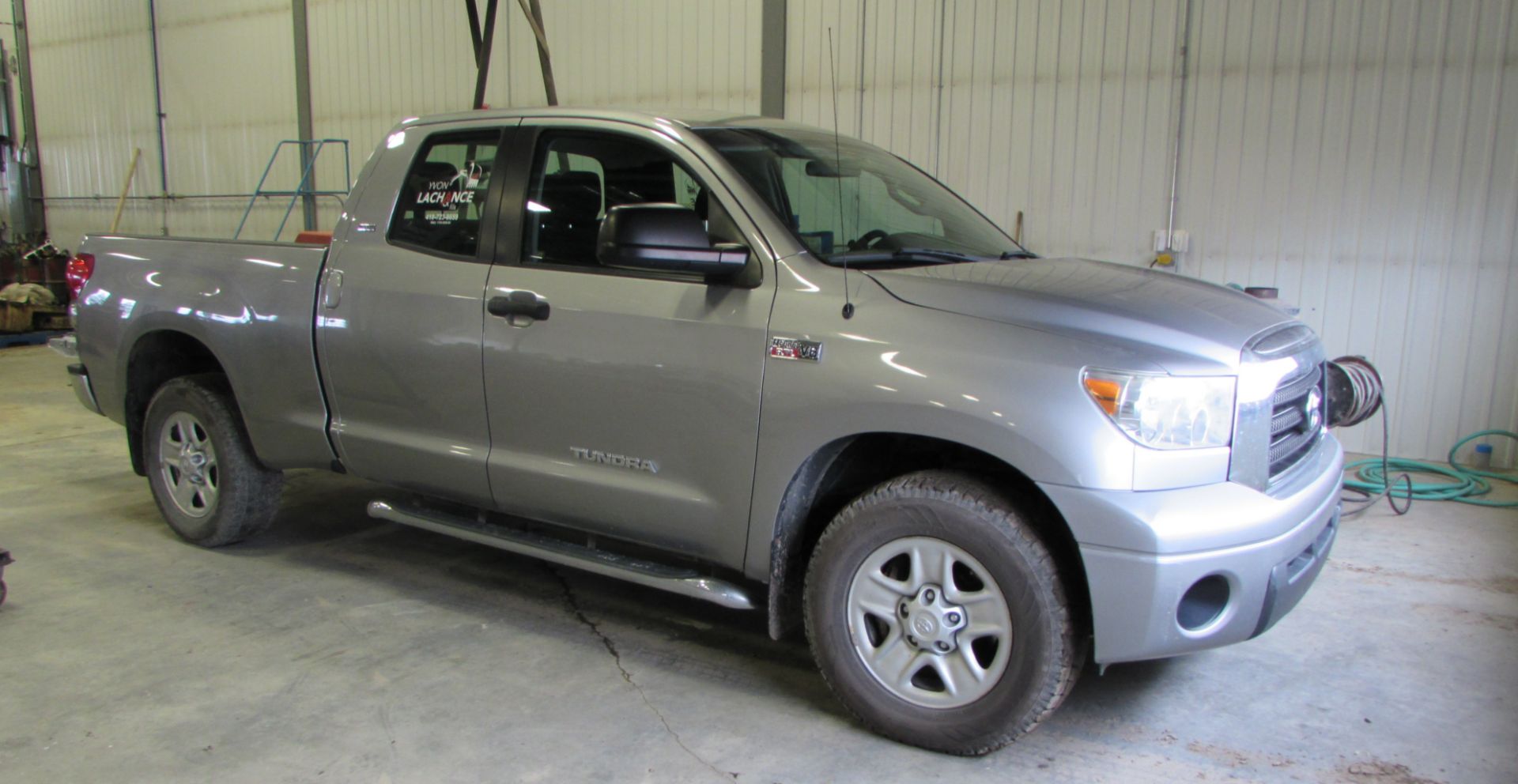 2008 TOYOTA TUNDRA SR-5 PICK UP C/W 4-DOOR CREW CAB, 5.7L I-FORCE V8 ENGINE, 4X4, BOX LINER, RUNNING