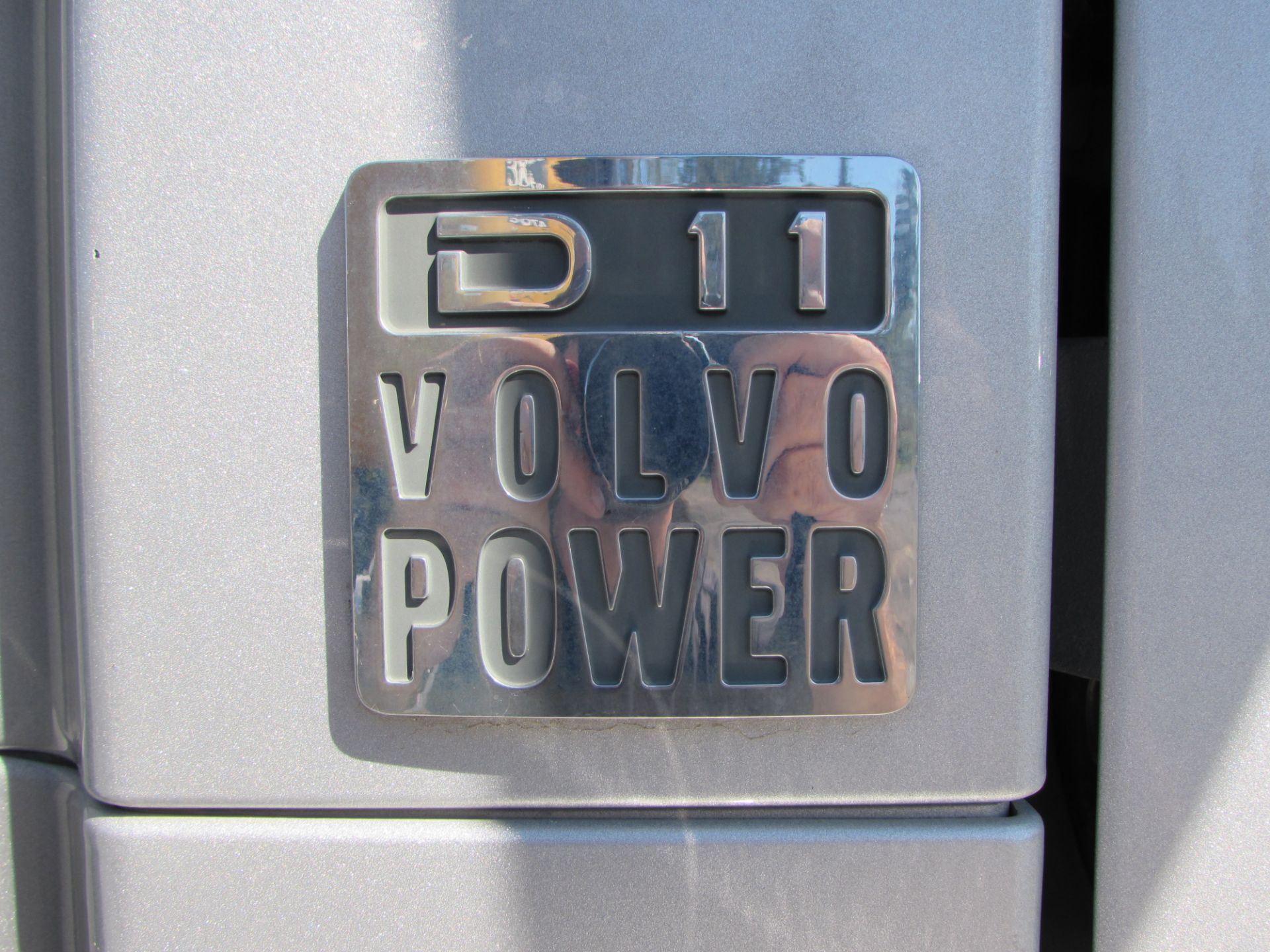 2011 VOLVO VHD TRI-AXLE DUMP TRUCK C/W 6X4 DRIVELINE, VOLVO 10.8L DIESEL D11 405 HP ENGINE, VOLVO - Image 3 of 6