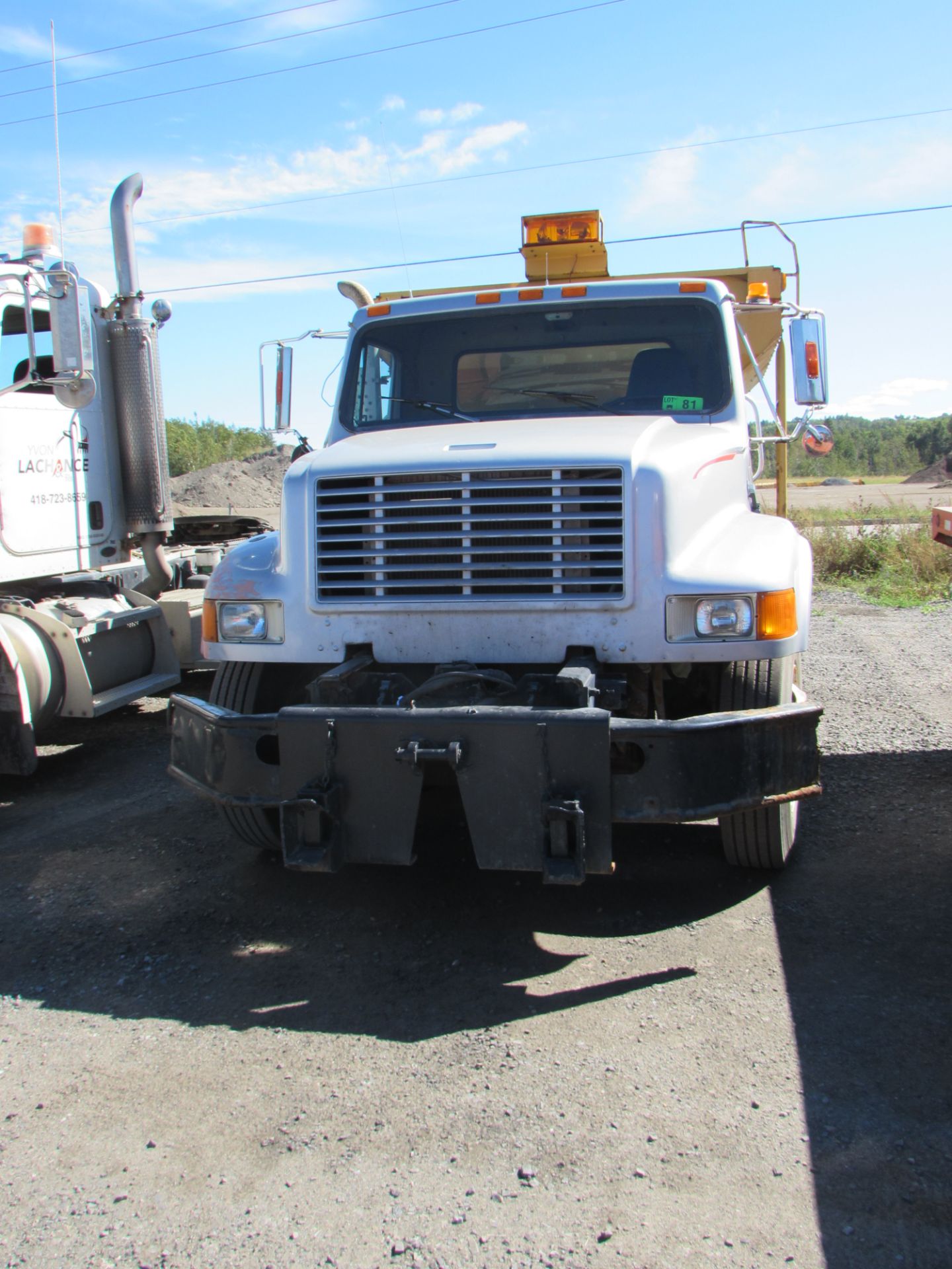 1985 INTERNATIONAL 1954 SINGLE AXLE SAND TRUCK C/W DT-466 180 HP ENGINE, 5-SPEED AUTOMATIC