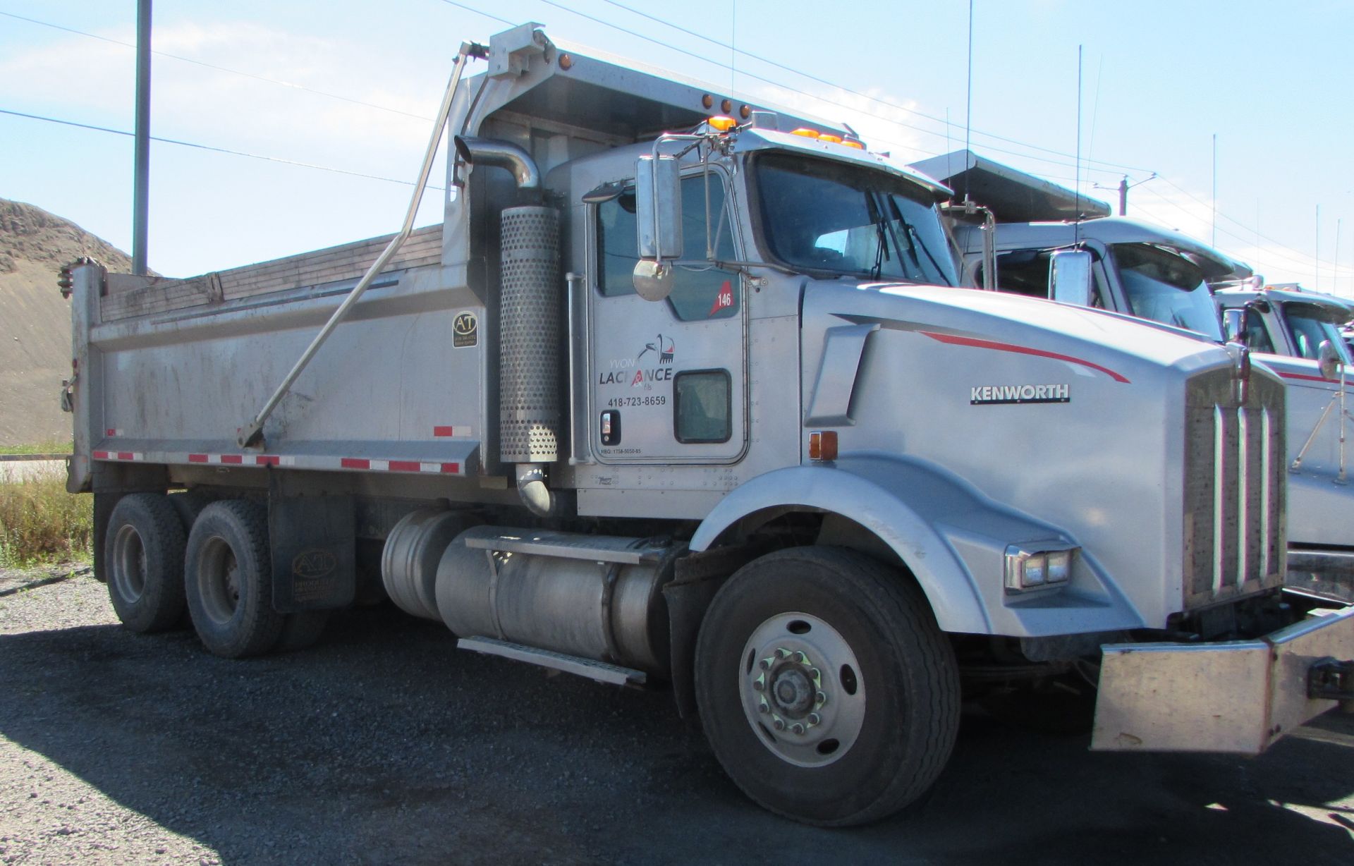 2007 KENWORTH T-800 TANDEM AXLE DUMP TRUCK C/W 6X4 DRIVELINE, 10.3L CATERPILLAR C-10 DIESEL 320HP - Image 2 of 7