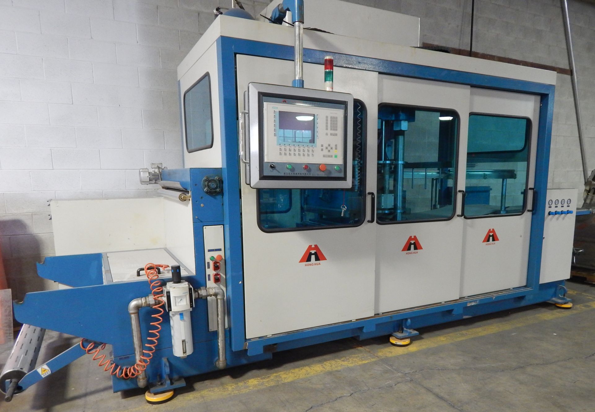 HUNG HUA (2008) SC-540760 PLASTIC THERMOFORMING MACHINE WITH SIEMENS CNC CONTROL, MOULD HEATING