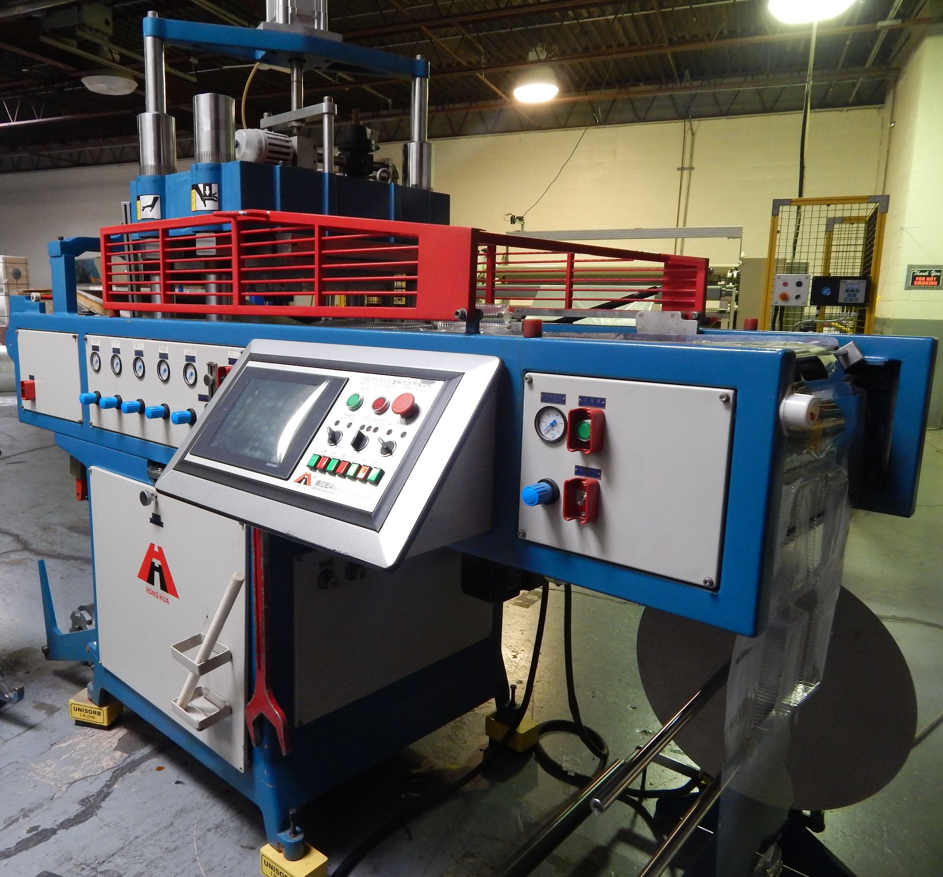 HONG HUA (2006) HSC-510570C PLASTIC THERMOFORMING MACHINE WITH MOULD HEATING PLATE, 20" X 22"