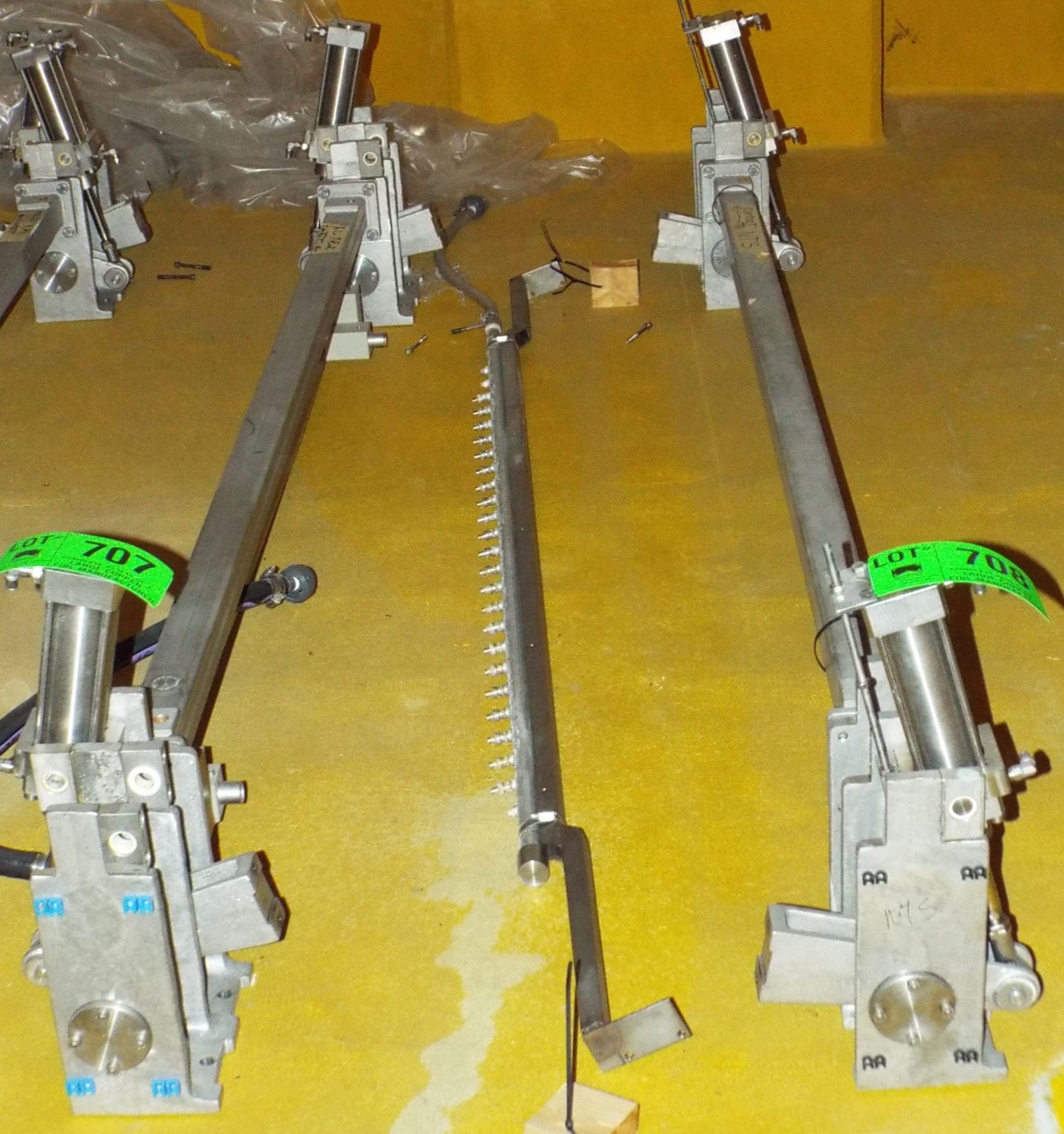 LOT/ PNEUMATIC ACTUATED ROLL STANDS (CI)