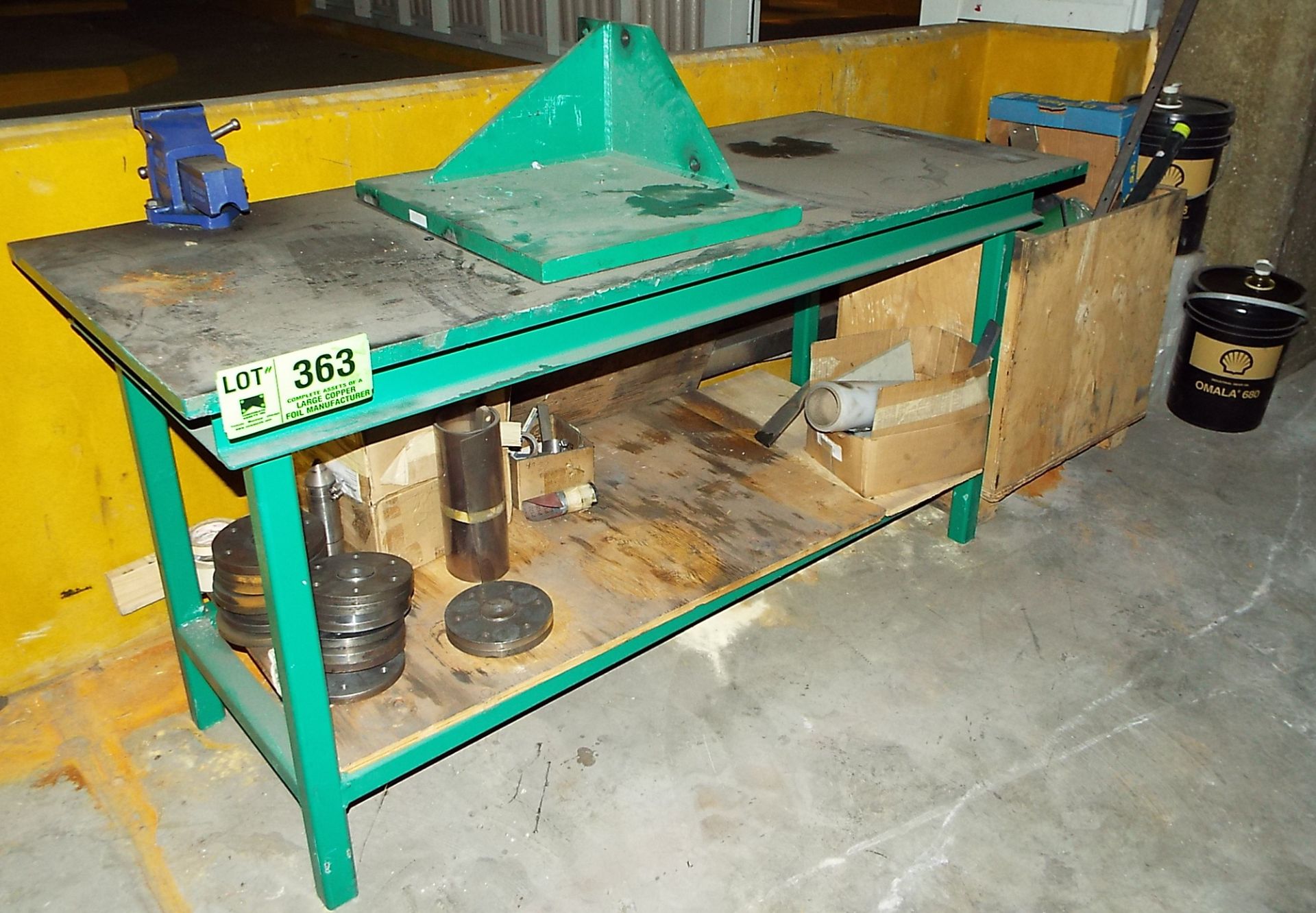 LOT/ WORK BENCH WITH 4" BENCH VISE AND PARTS