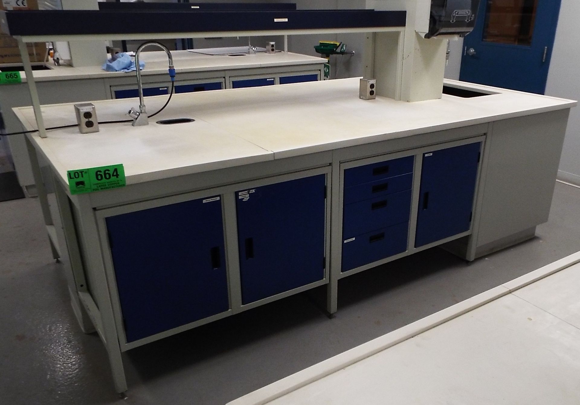 LABORATORY BENCH WITH SINK AND POWER (CI)