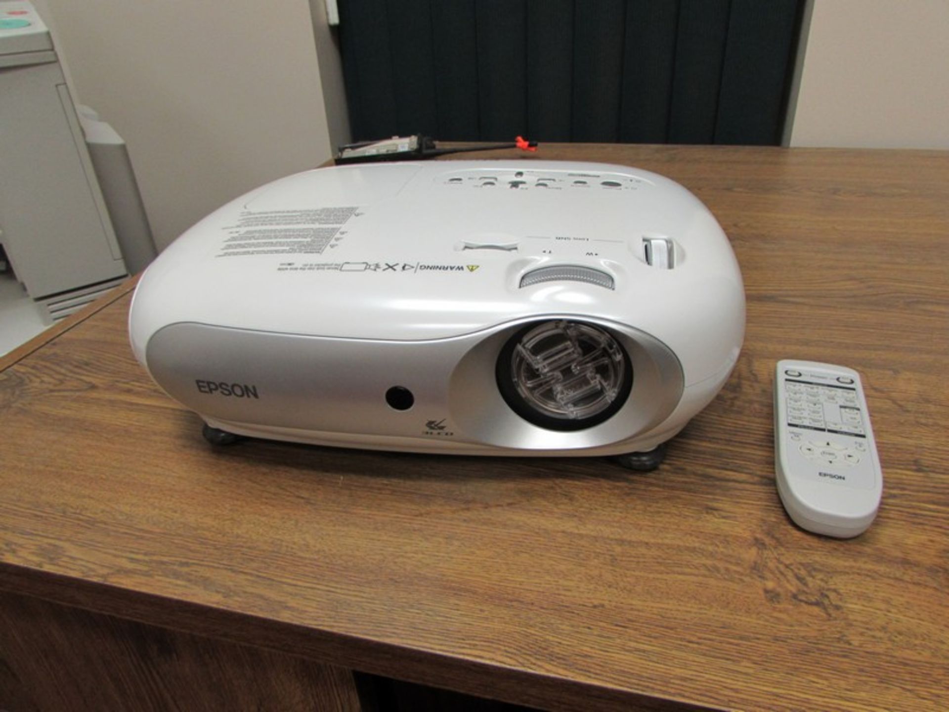 EPSON EMP-TW20 HOME THEATRE PROJECTOR WITH FRONT & REAR CEILING MOUNT, 1200 LUMENS - Image 2 of 3