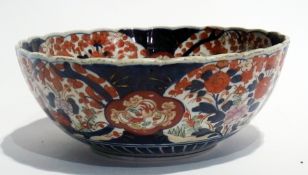 Large Imari bowl with scalloped edge, de