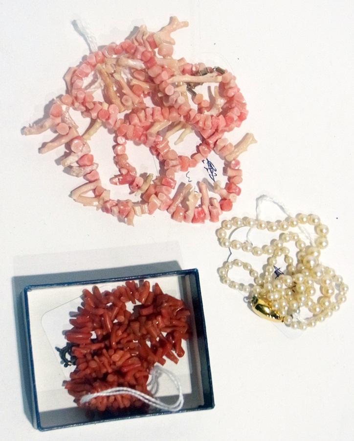 Pale-pink long coral necklace, small dar