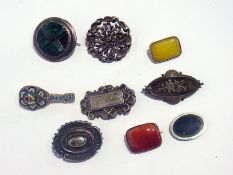 Quantity of Victorian silver brooches, m