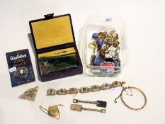 Quantity of costume jewellery including