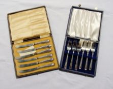 A boxed set of silver-handled tea knives