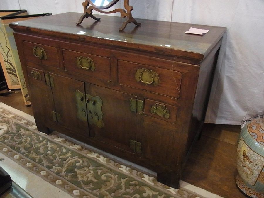 Large Oriental sideboard having three dr