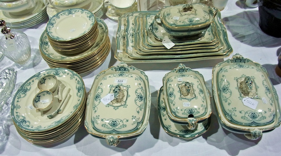 Quantity Victorian pottery dinnerware "M