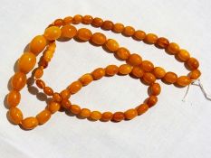 An amber type necklace, approx. weight 28.3g