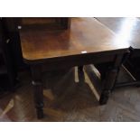 Stained oak-effect draw-leaf dining tabl