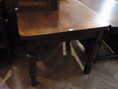 Stained oak-effect draw-leaf dining tabl