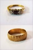 9ct gold bark-pattern wedding ring and a
