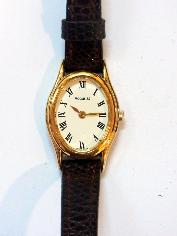 A lady's 9ct gold cased wristwatch, J W - Image 3 of 4