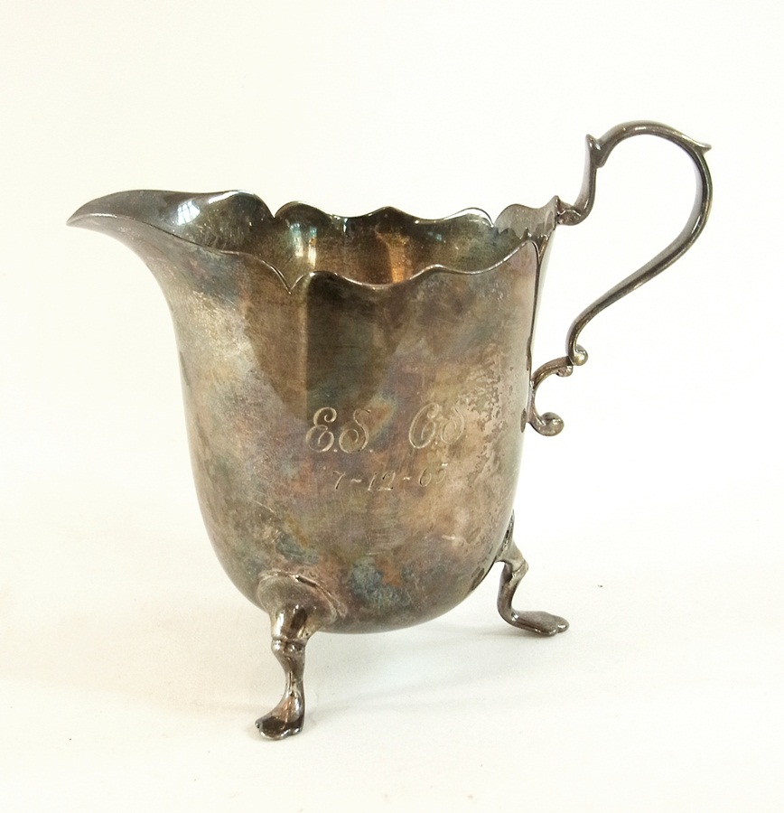 An Edwardian silver cream jug with cut c - Image 2 of 3