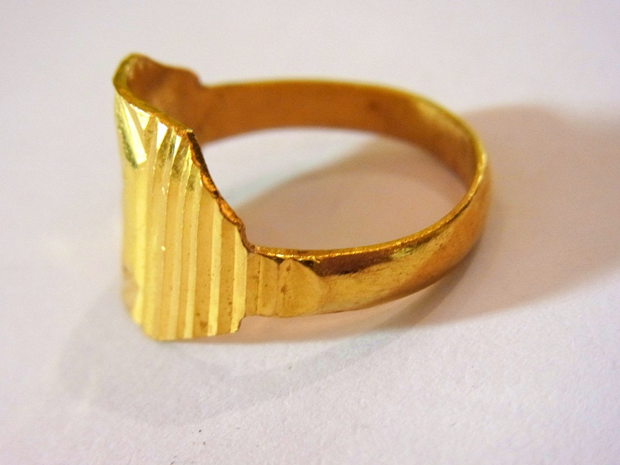 Indian gold-coloured metal signet ring, - Image 2 of 2