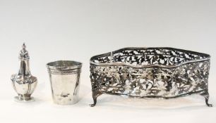 An Edwardian silver stand with pierced f