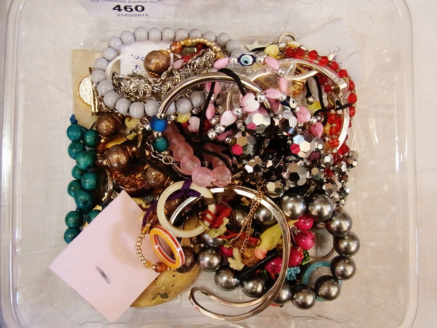 Quantity of costume jewellery (1 box)