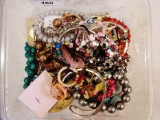 Quantity of costume jewellery (1 box)