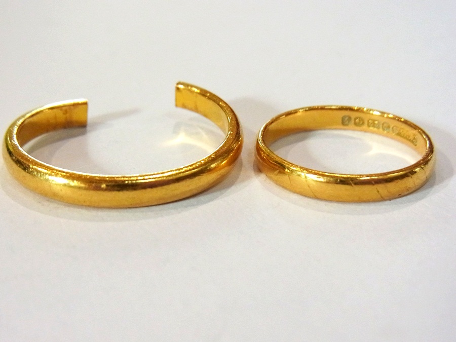 22ct gold wedding ring and another (brok