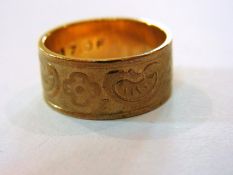 9ct gold broad wedding ring, flowerhead