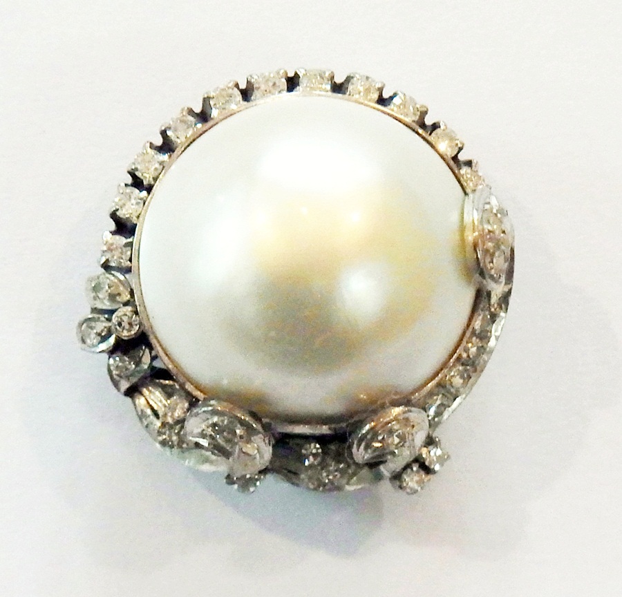Large pearl and diamond brooch, the sing - Image 2 of 2