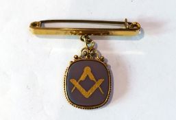 9ct gold Masonic cornelian bar brooch ha