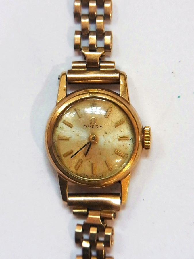 A lady's 9ct gold cased wristwatch with